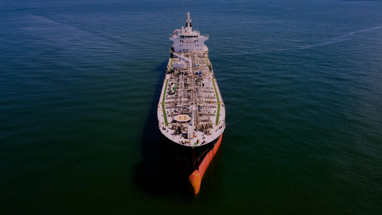 Vista aérea del Golfo Pérsico y Estrecho de Ormuz con petroleros navegando hacia aguas abiertas